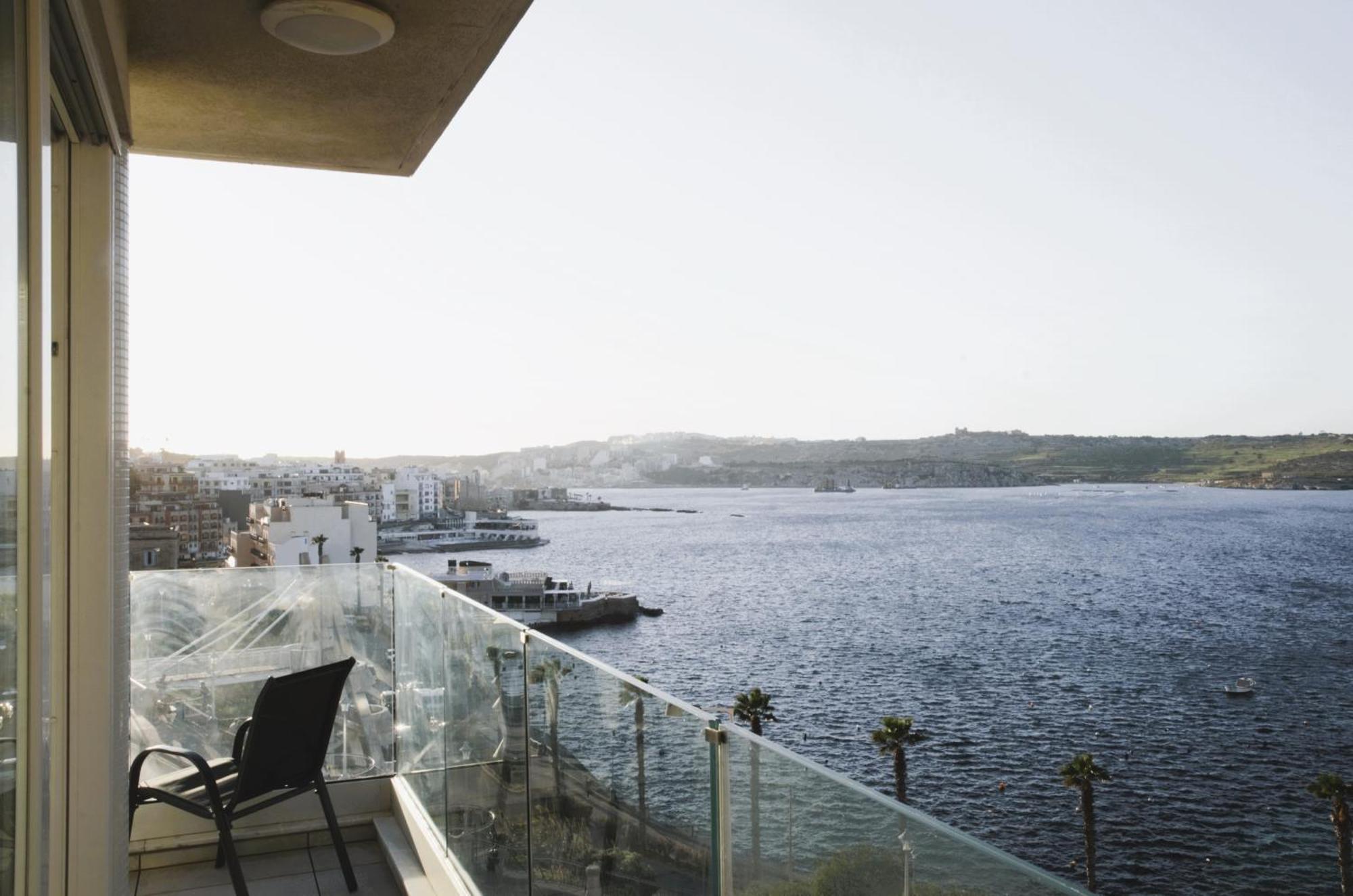 New Seafront Apartment - Spectacular Views St. Paul's Bay Exteriör bild
