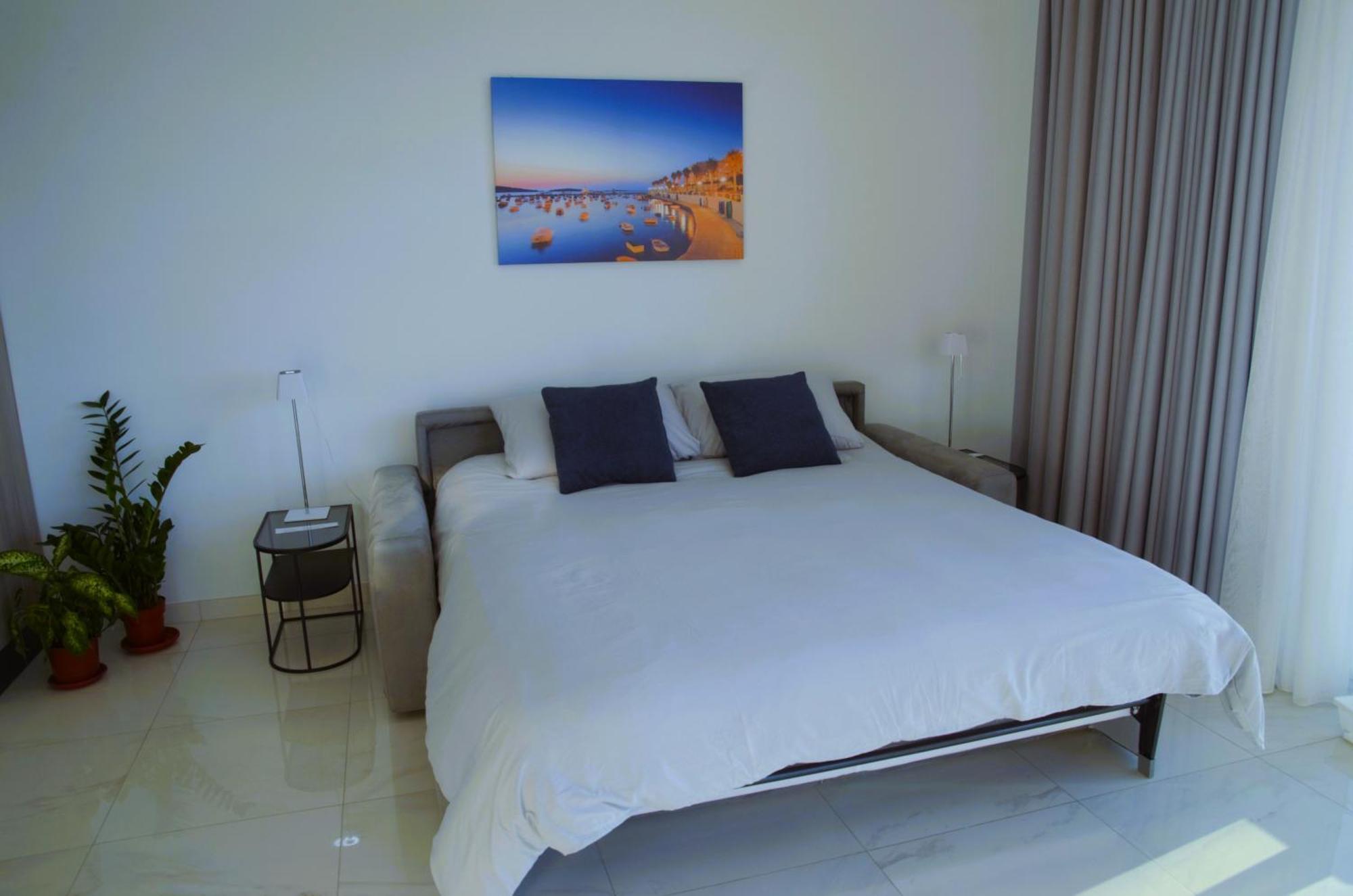 New Seafront Apartment - Spectacular Views St. Paul's Bay Exteriör bild