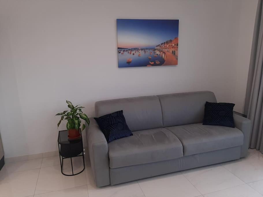 New Seafront Apartment - Spectacular Views St. Paul's Bay Exteriör bild