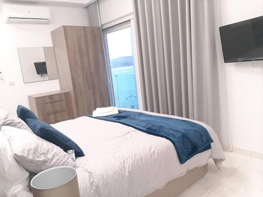 New Seafront Apartment - Spectacular Views St. Paul's Bay Exteriör bild