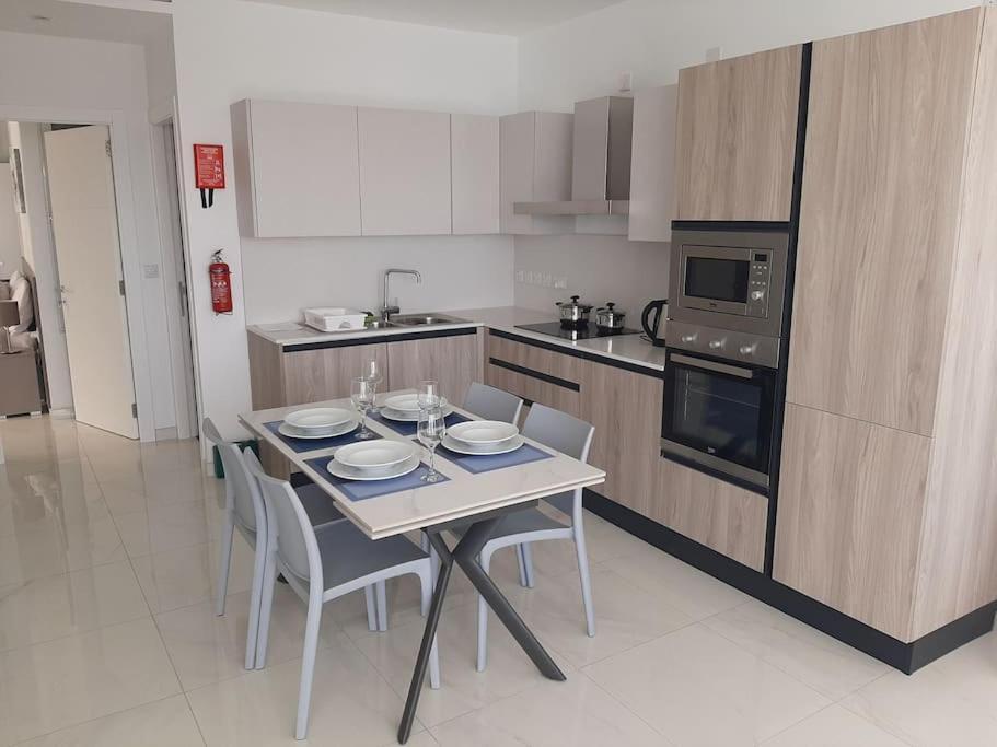 New Seafront Apartment - Spectacular Views St. Paul's Bay Exteriör bild