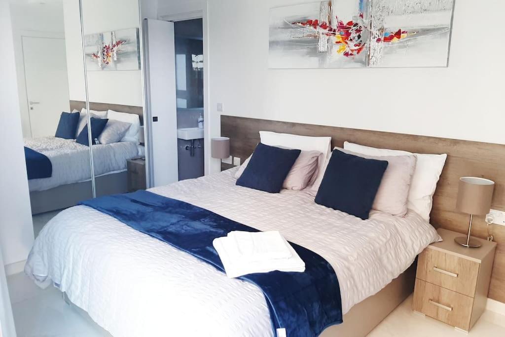 New Seafront Apartment - Spectacular Views St. Paul's Bay Exteriör bild